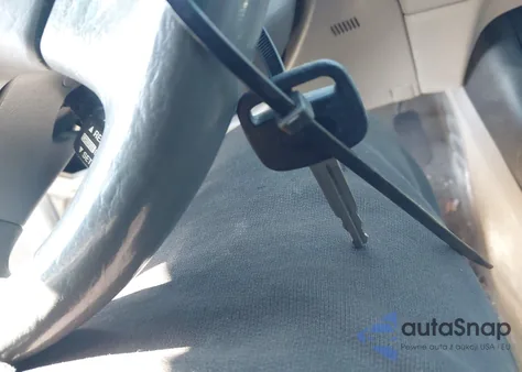 2004 Toyota Camry Le z USA, uszkodzony, nr VIN 4T1BE32K84U855758